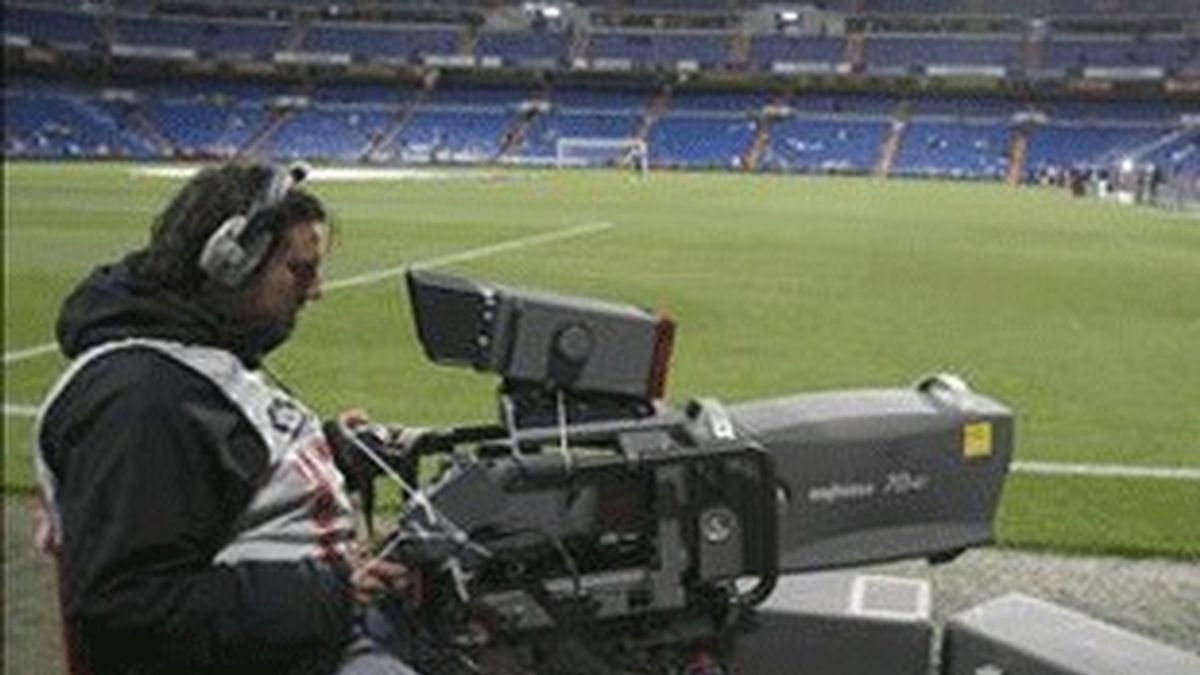 Un cámara, en el Santiago Bernabéu.