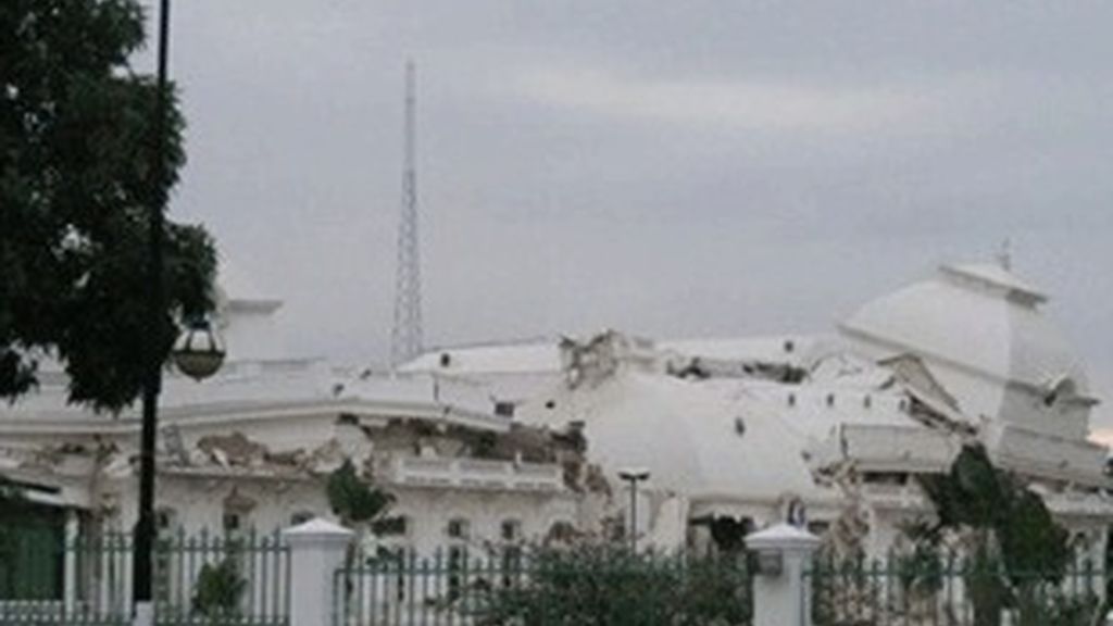 Edificio derruido por el terremoto de 7 grados en Haití.