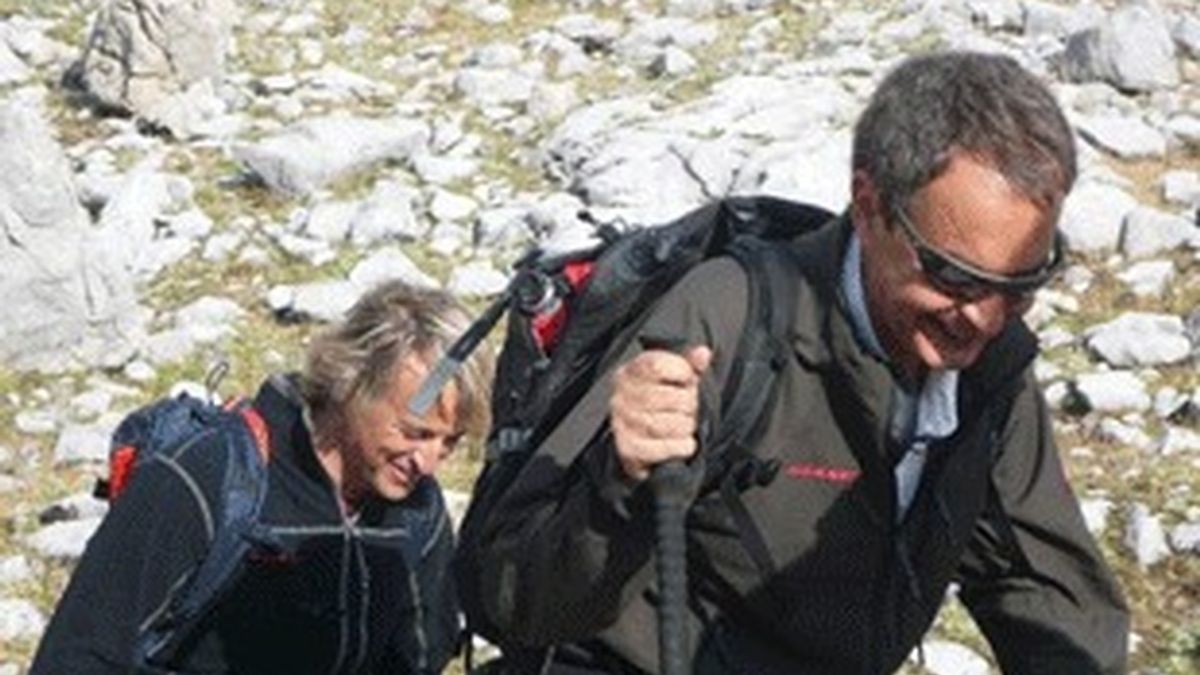 José Luis Zapatero, seguido de Jesús Calleja, en los Picos de Europa.