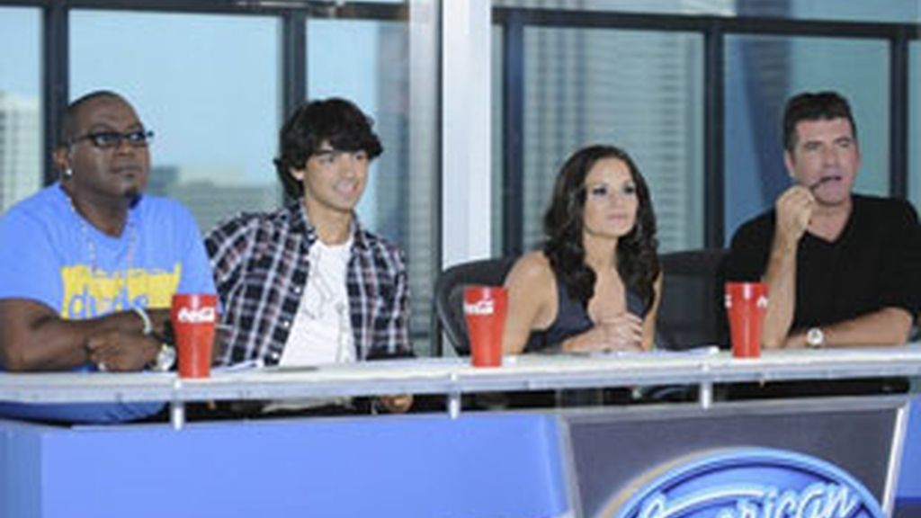 Simon Cowell (a la derecha de la foto) abandonará el 'reality' al final de esta temporada.