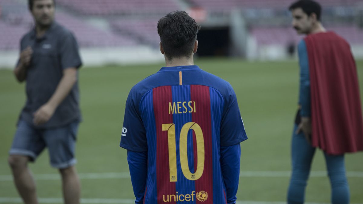 'Superlópez' se cuela en el Camp Nou con Messi. Imágenes del rodaje de la producción de Telecinco Cinema