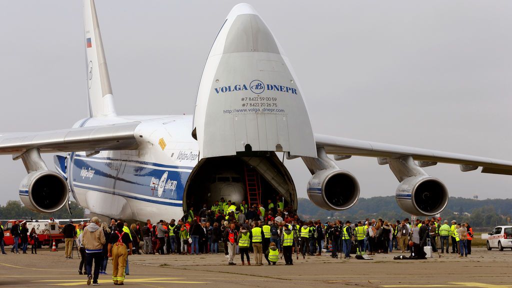El avión Antonov An-124 traspasa fuelaje hacia el avión Lufthansa Boeing 737-200
