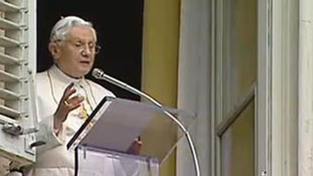 Benedicto XVI se dirige a los fieles en la plaza de San Pedro de Roma.