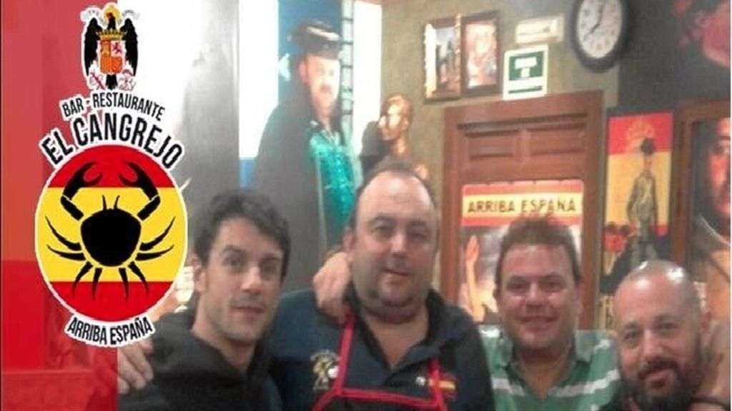 Pepón Nieto y Alejo Sauras en un bar franquista