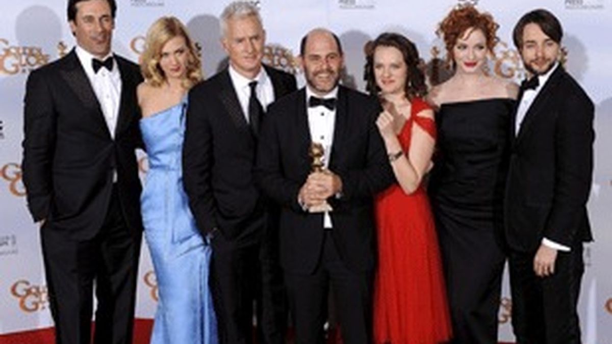 El equipo de 'Mad men', con el Globo de Oro al mejor drama en televisión.