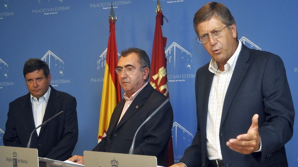El director general del ente público Radiotelevisión Región de Murcia, José Daniel Martín, el consejero de presidencia de Murcia, Manuel Campos, y el vicepresidente de la región, Juan Bernal