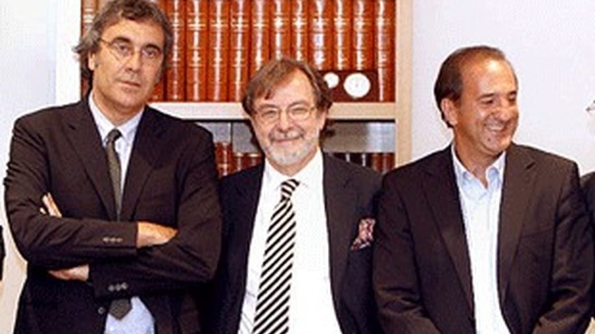 De izquierda a derecha, Tatxo Benet, Juan Luis Cebrián y José Miguel Contreras.