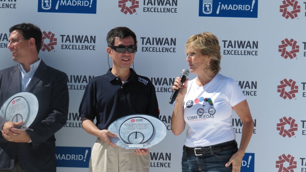 Mercedes Milá recoge el premio Taiwan Excellence por la campaña 'Sobre ruedas'