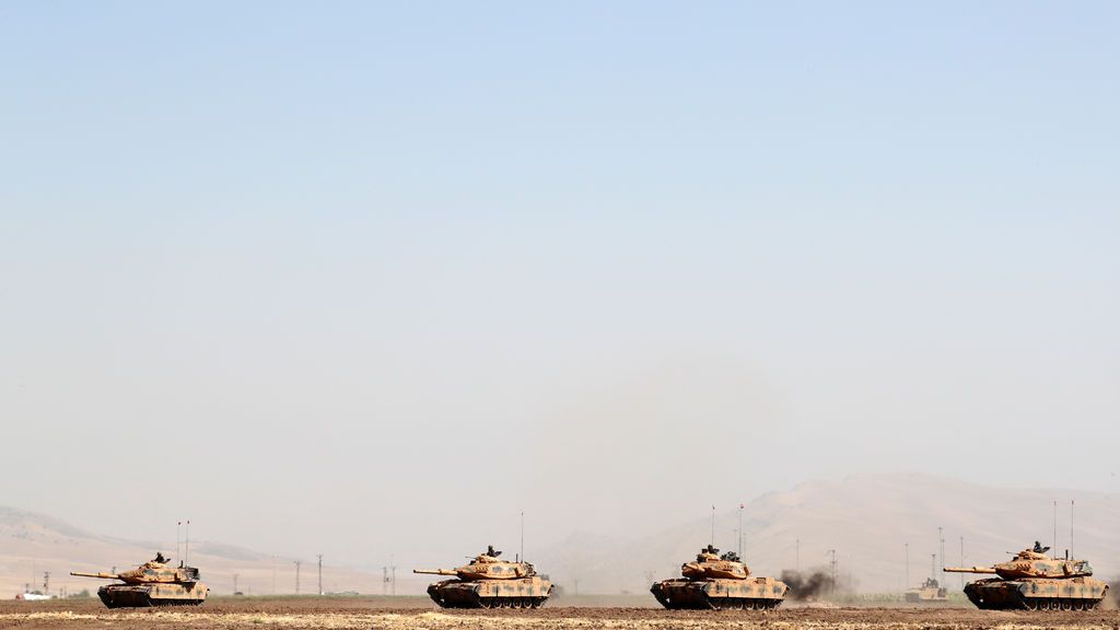 Tanques turcos maniobran durante un ejercicio militar cerca de la frontera entre Turquía e Irak