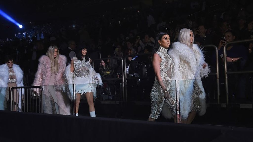 Las Kardashian y Lamar Odom, en el desfile de Kanye West