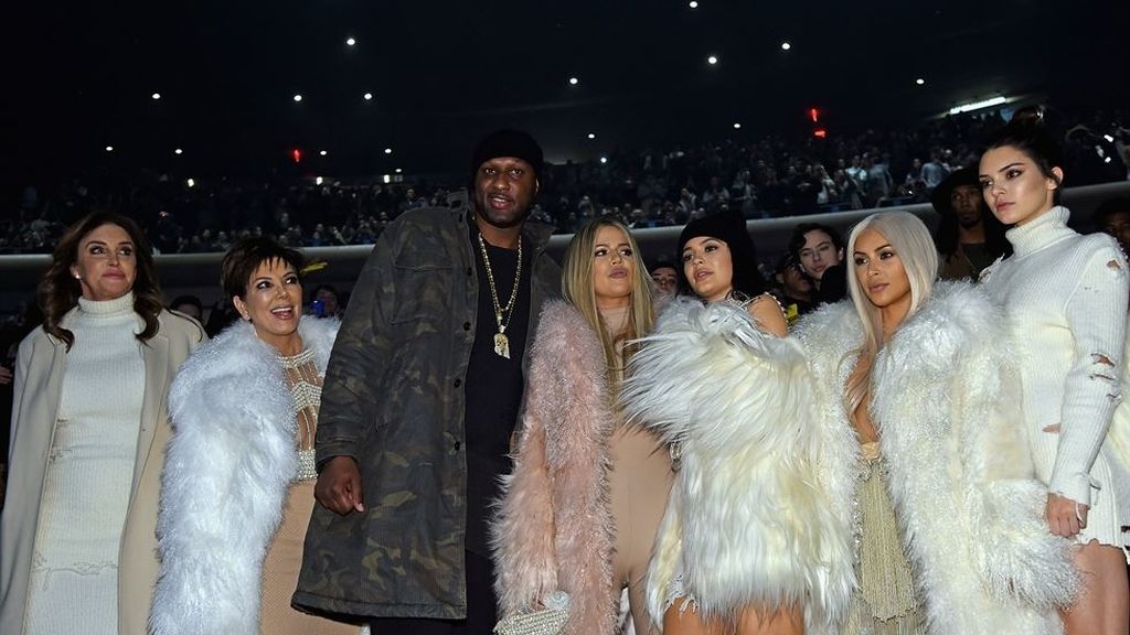 Las Kardashian y Lamar Odom, en el desfile de Kanye West
