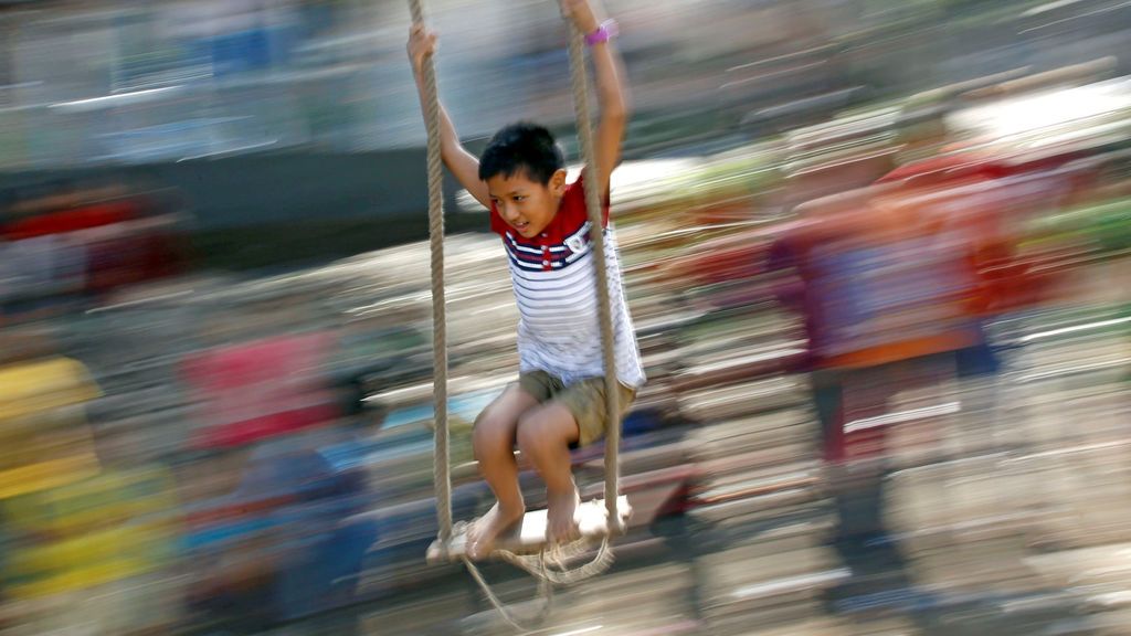 Un niño juega con el columpio tradicional durante Dashain, un festival religioso muy conocido.