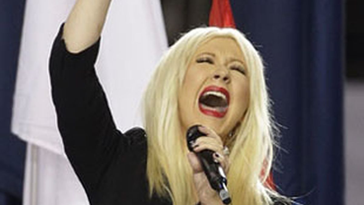 Christina Aguilera cantando el himno nacional de EEUU, en la Super Bowl 2011.