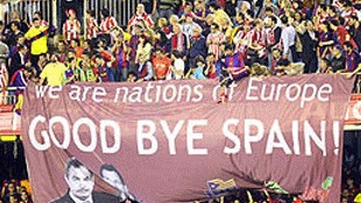 Pancarta con el lema "Somos naciones de Europa. Adiós España", exhibida en Mestalla durante la final de la Copa.
