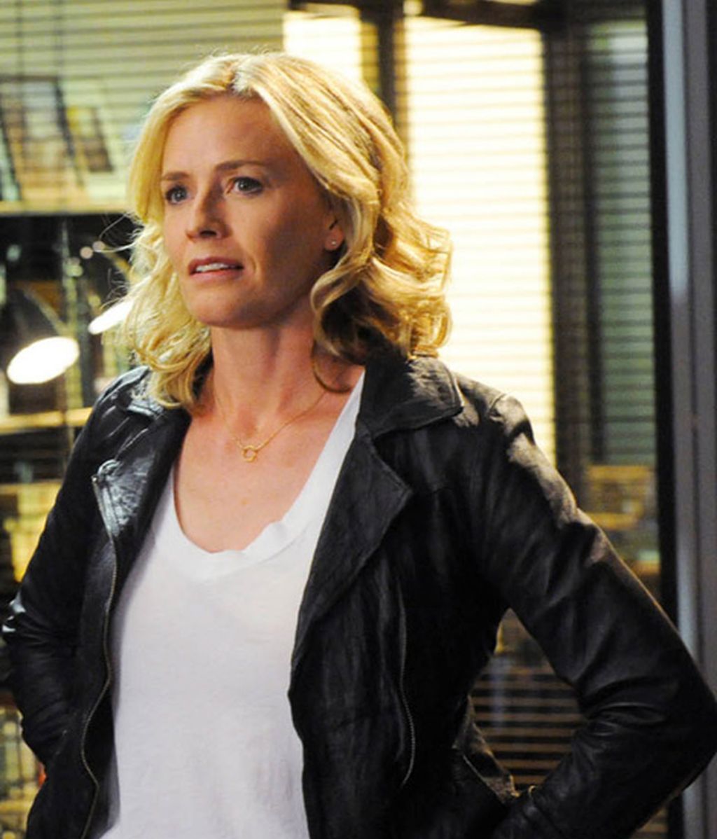 Elisabeth Shue es la forense Julie Finlay