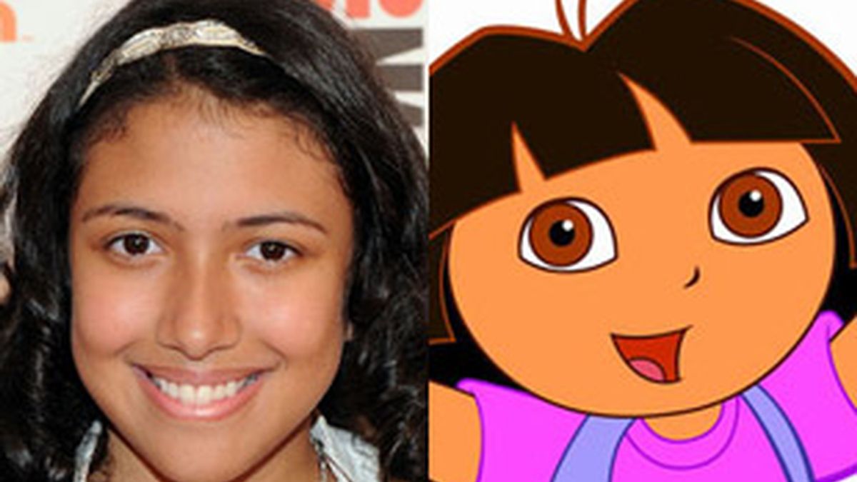 La actriz Caitlin Sánchez, izquierda, y el dibujo animado al que ponía voz, 'Dora, la exploradora'.