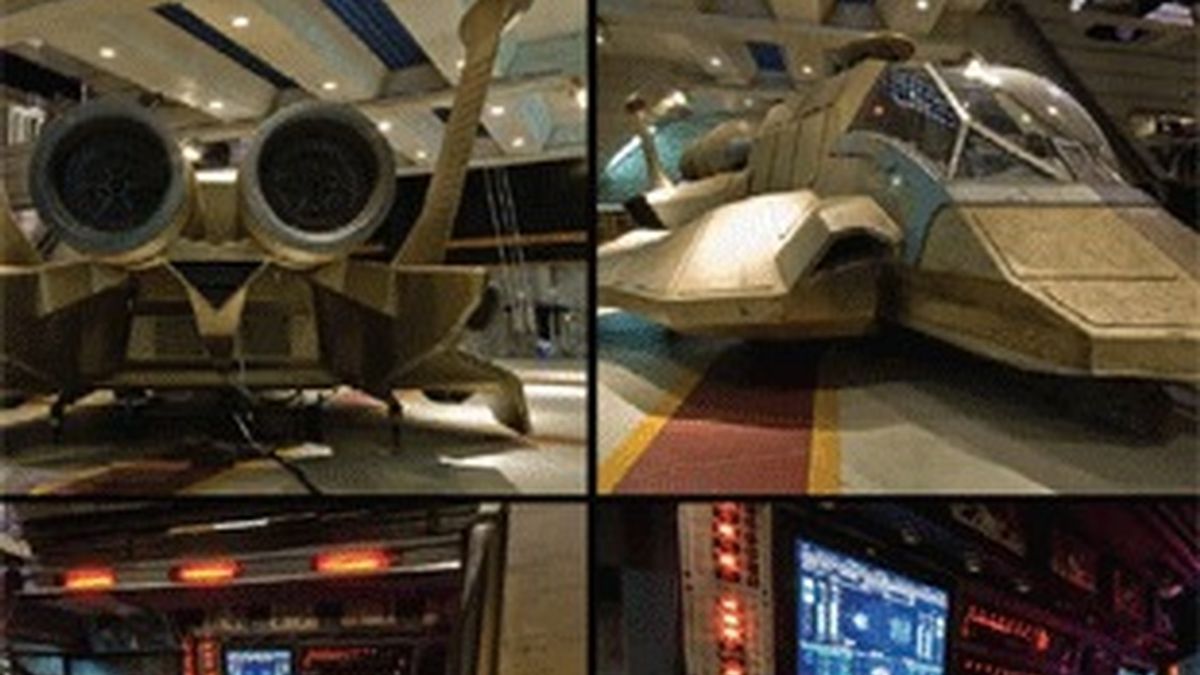 Panel de mandos y una de las naves Raptor de la serie 'Galactica'.