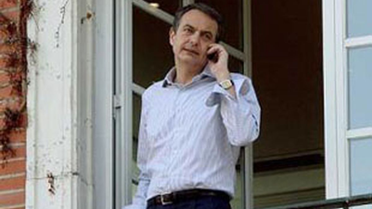 El presidente del Gobierno, José Luis Rodríguez Zapatero, habla por un móvil.