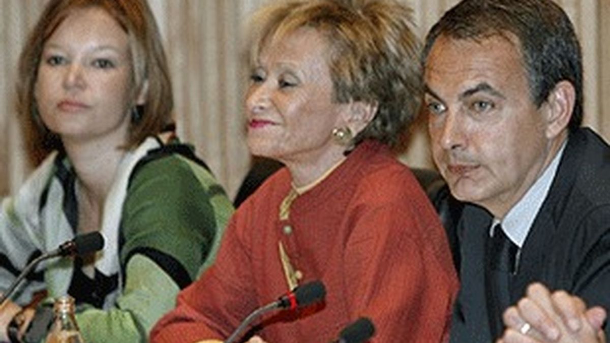 De izquierda a derecha, Leire Pajín, María Teresa Fernández de la Vega y José Luis Rodríguez Zapatero.