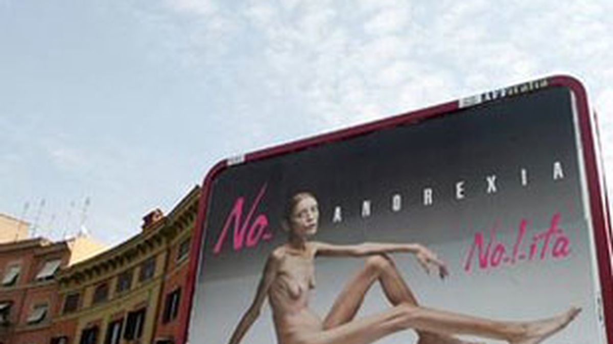 Polémica campaña de Oliviero Toscani para la firma de moda Nolita en la que la modelo era una enferma de anorexia.