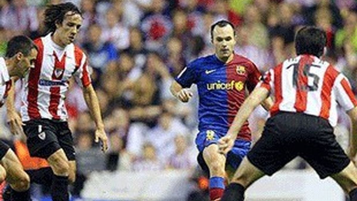 Partido de fútbol entre el F.C.Barcelona y el Athletic de Bilbao.