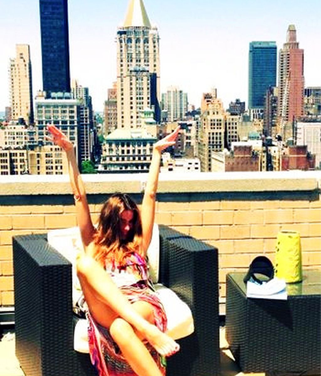 Sofía disfruta del sol en su terraza de Nueva York