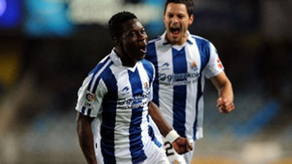 Jugadores de la Real Sociedad celebran un gol.