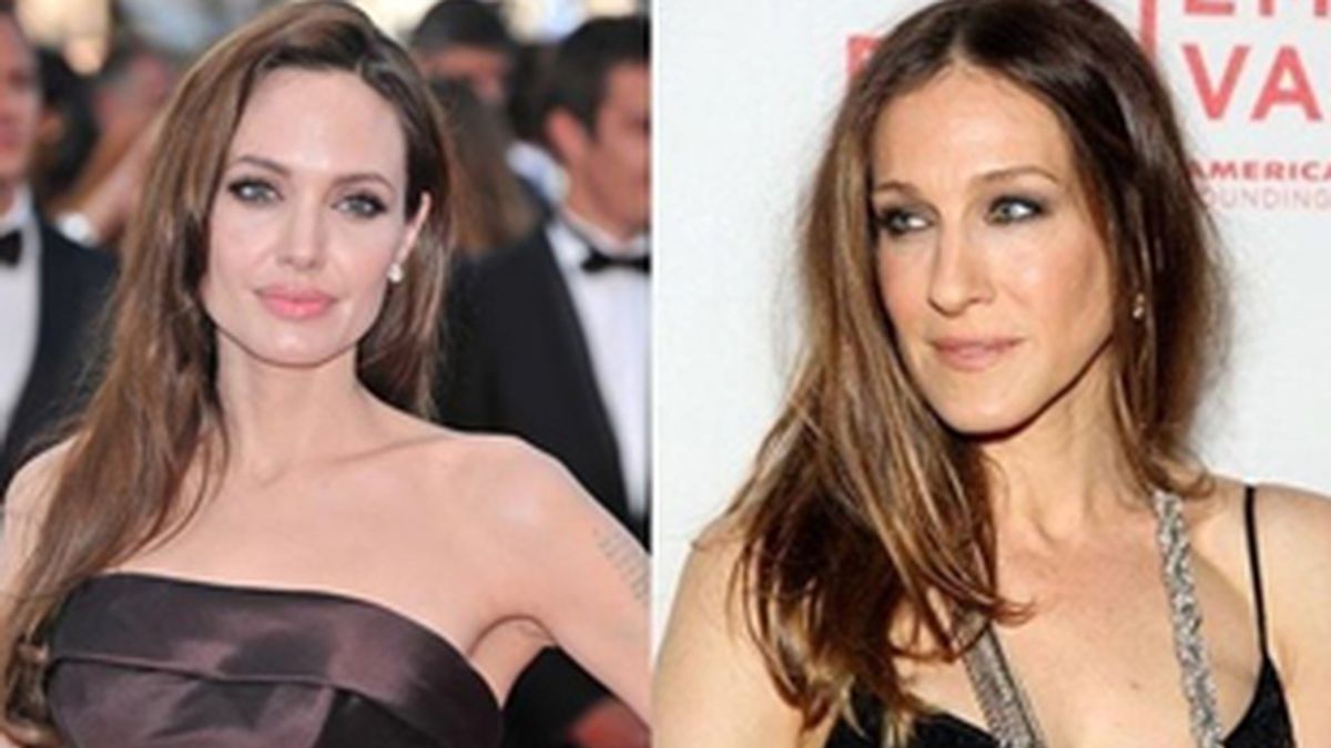 Angelina Jolie (izquierda) y Sarah Jessica Parker.