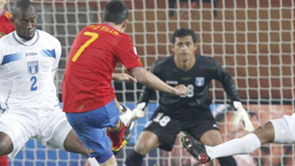 David Villa frente a la portería de Honduras.