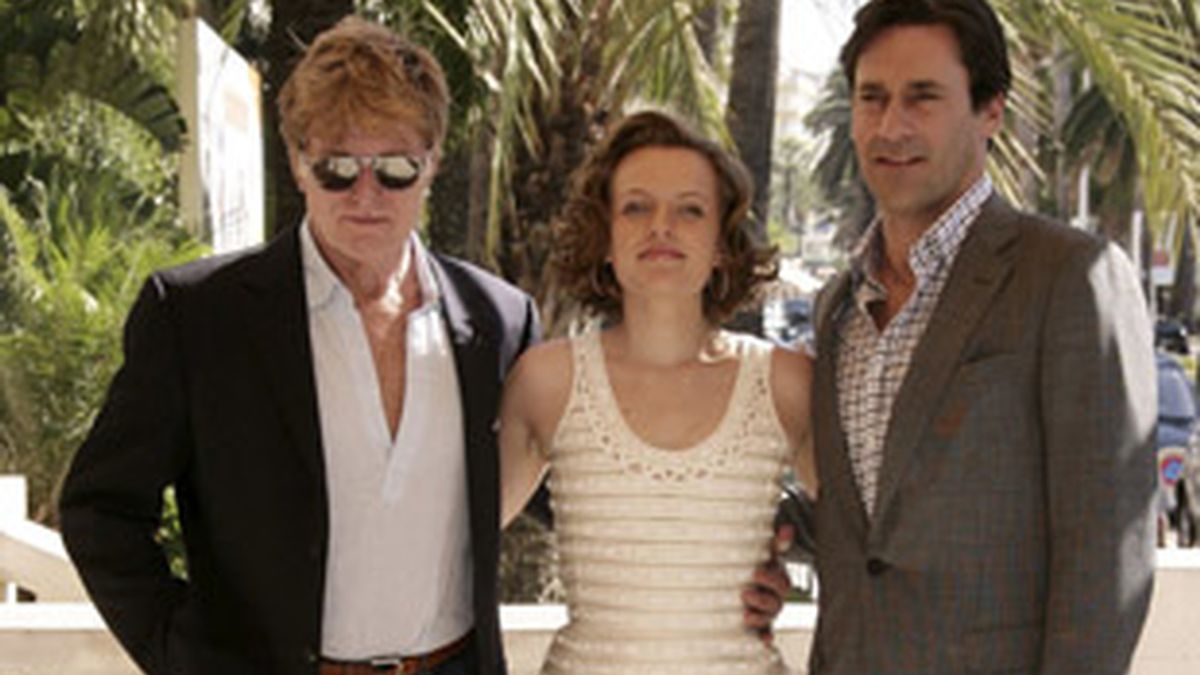Robert Redford (izquierda), junto a los protagonistas de 'Mad men' Elisabeth Moss y Jon Hamm, en Cannes.