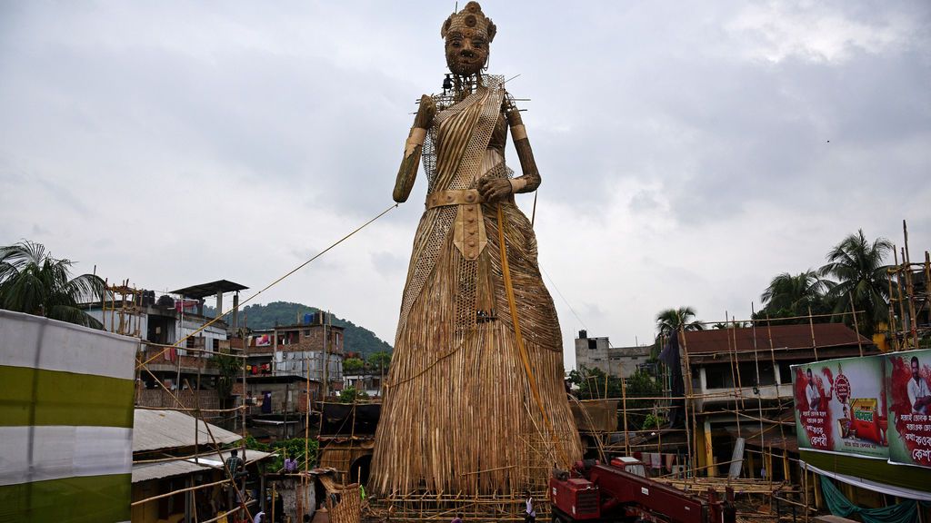 Artistas artesanos instalan una estatua de bambú que representa al ídolo Hindú Durga