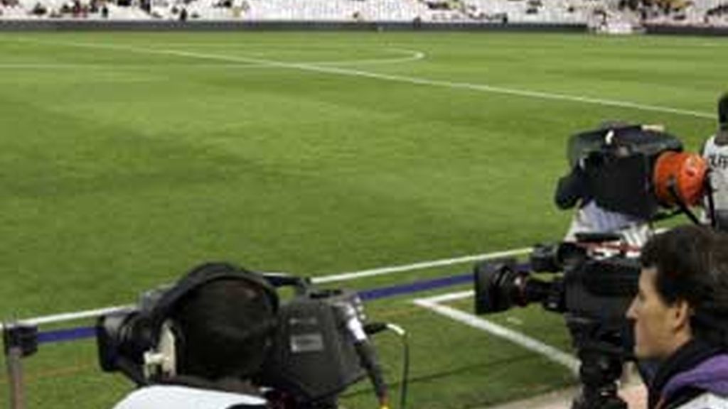 Cámara grabando en un partido de fútbol.