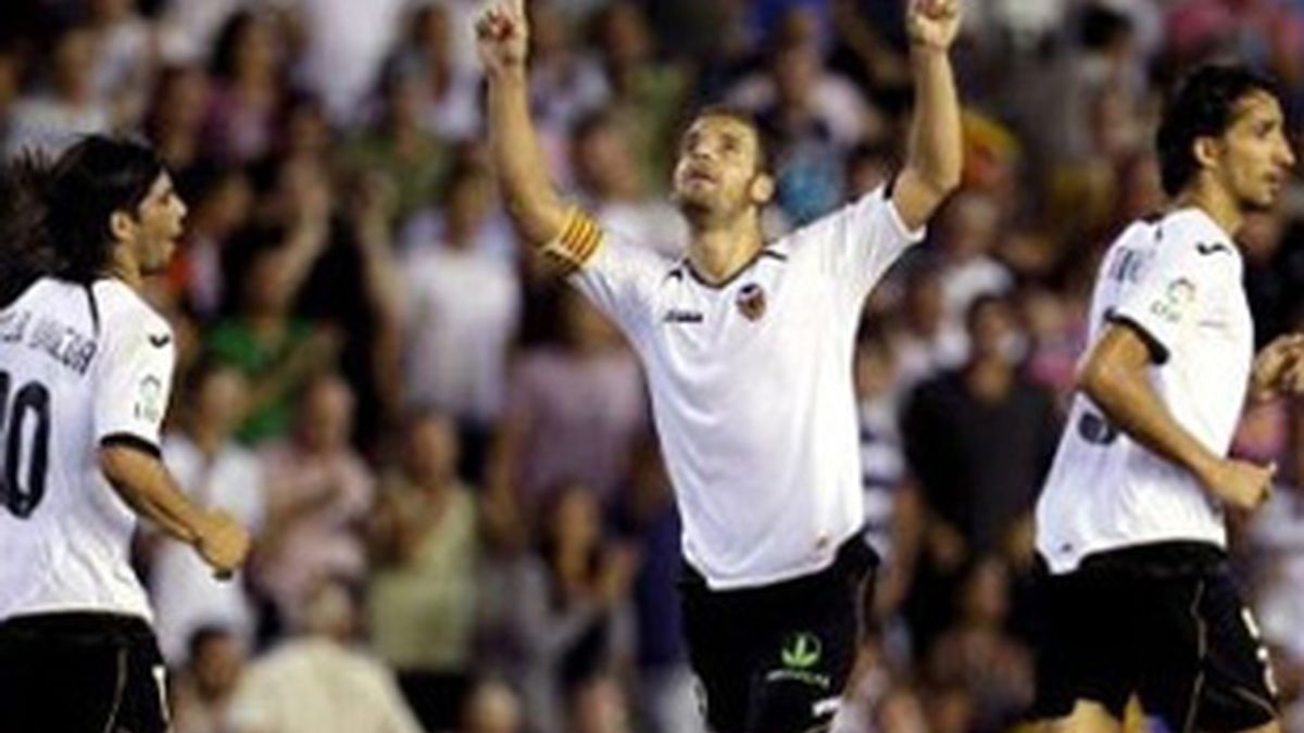 Roberto Soldado celebra un gol con el Valencia.
