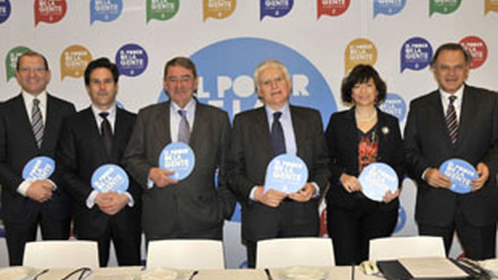 De izquierda a derecha, Manuel Villanueva, Mario Rodríguez, Alejandro Echevarría, Paolo Vasile, Mirta Drago y Pedro Piqueras. De izquierda a derecha, Manuel Villanueva, Mario Rodríguez, Alejandro Echevarría, Paolo Vasile, Mirta Drago y Pedro Piqueras.