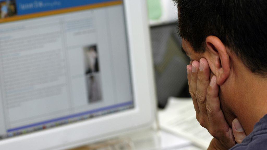 Hombre mirando a la pantalla de un ordenador