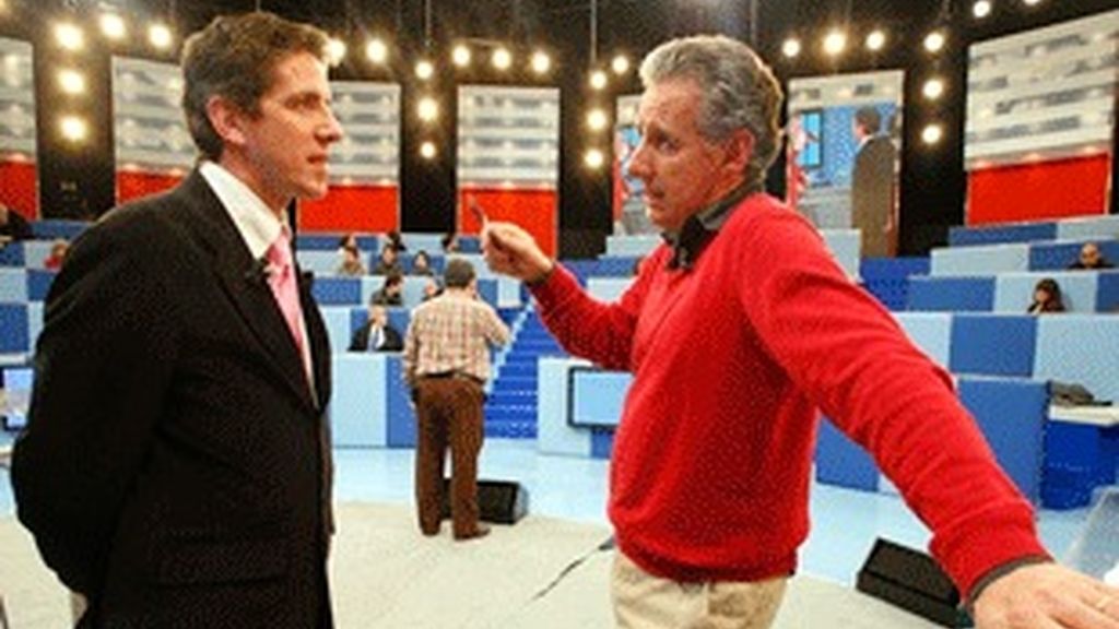 En un descanso del ensayo de 'Tengo una pregunta', Lorenzo Milá, conductor del programa, conversa con el 'doble' del presidente del Gobierno.