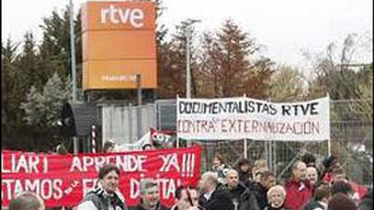 Trabajadores de RTVE concentrados ante la sede en una de las anteriores huelgas.