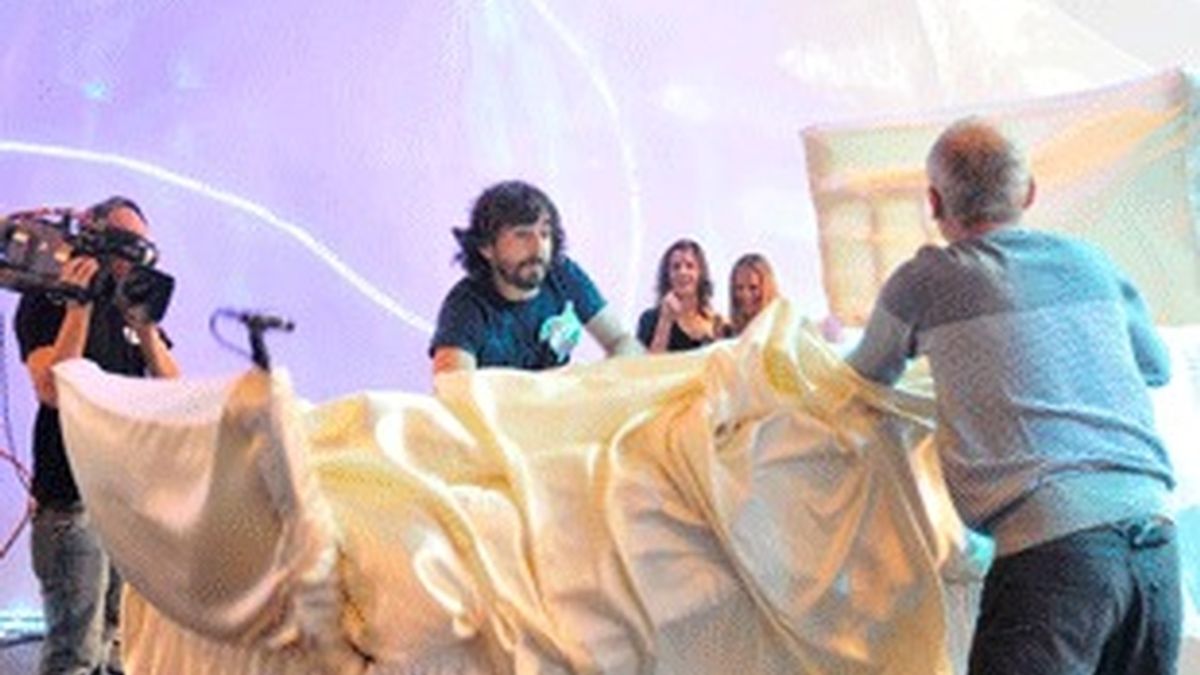 Santi Millán y Jordi Rebellón intentan hacer la cama en presencia de Lorena Berdún y Milene Domíngues.