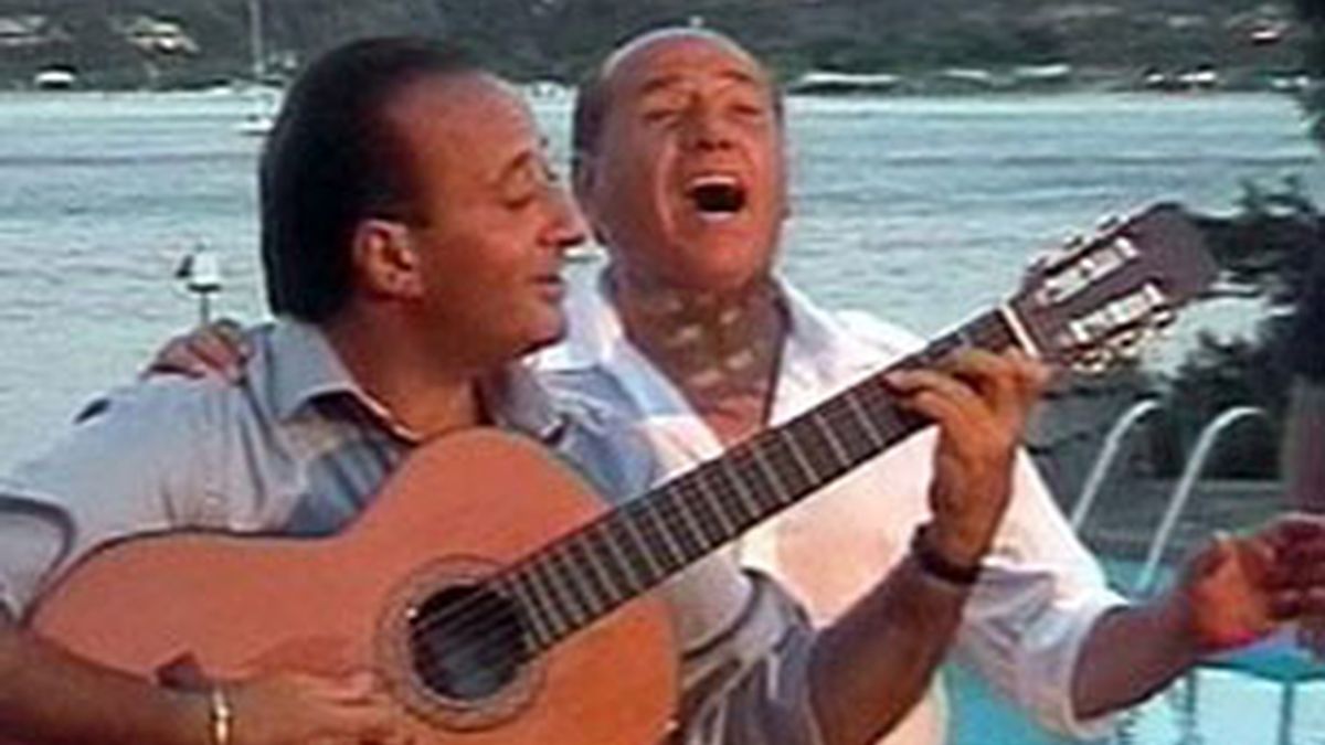 Silvio Berlusconi y su amigo Mariano Apicella.