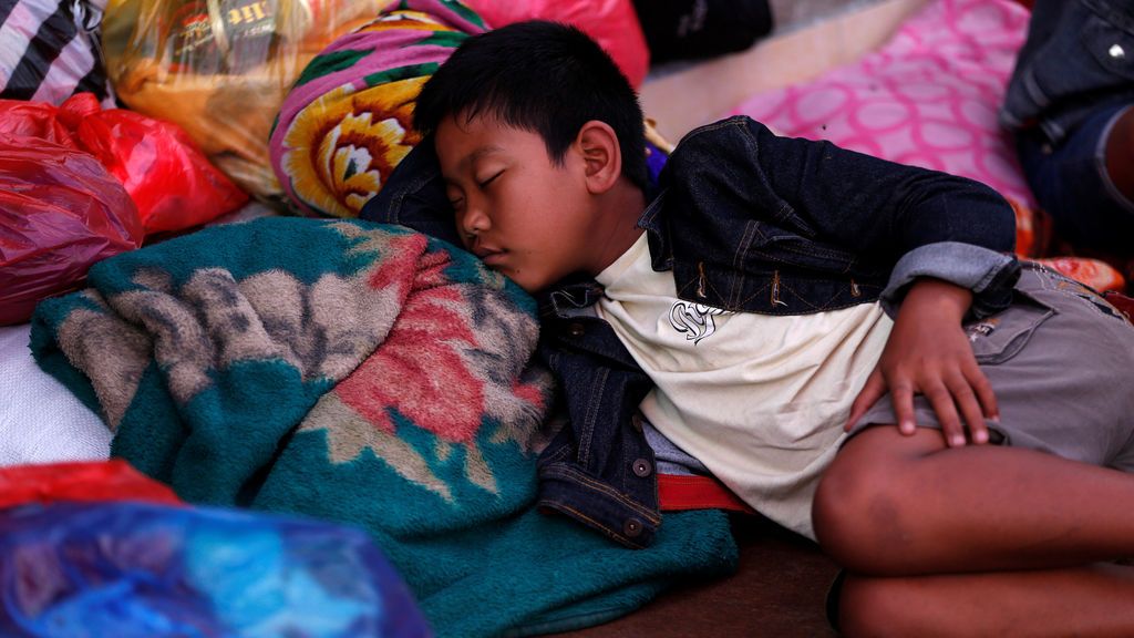 Niño descansa en su refugio tras ser evacuado tras la alerta máxima de erupción de un volcán en Indonesia