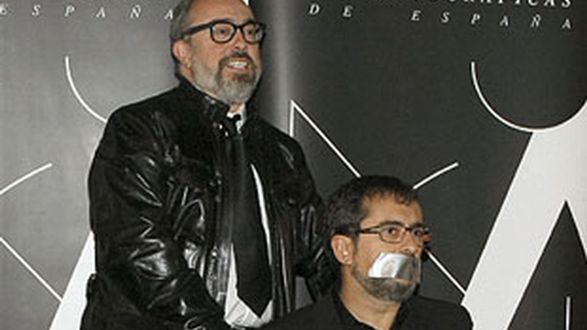 Álex de la Iglesia, presidente de la Academia del Cine, y, amordazado, Andreu Buenafuente, presentador de la gala de los Goya.