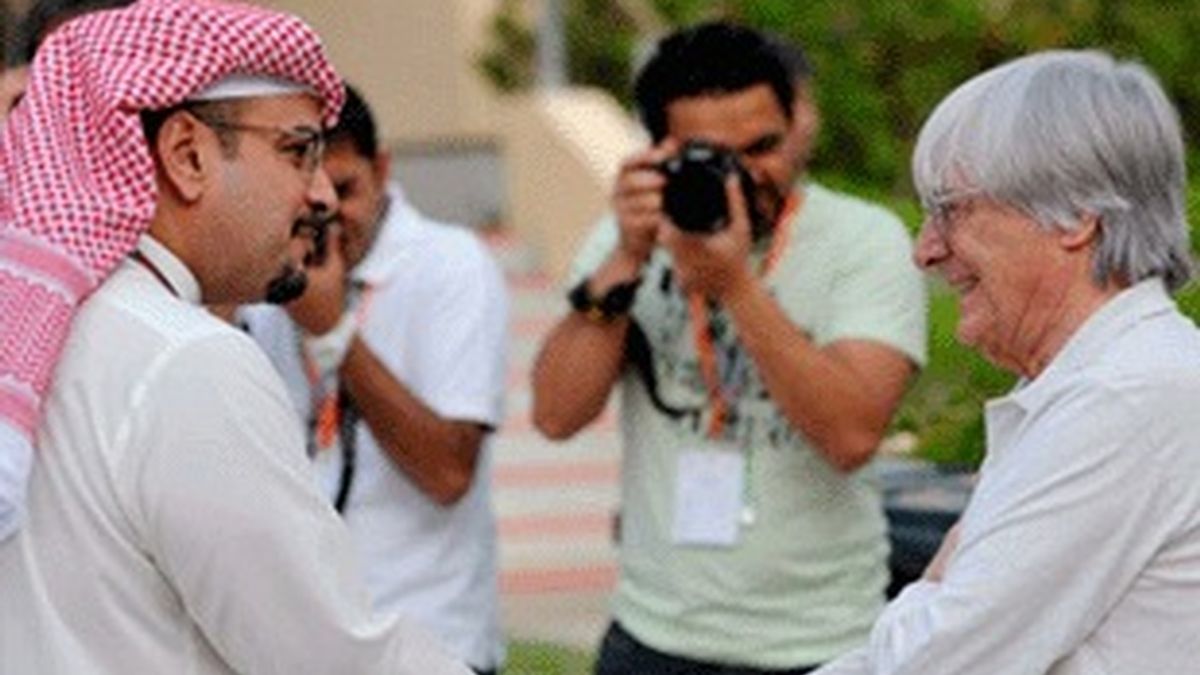 Bernie Ecclestone (derecha), en el circuito de Bahrein, donde se disputa el Mundial de este fin de semana.