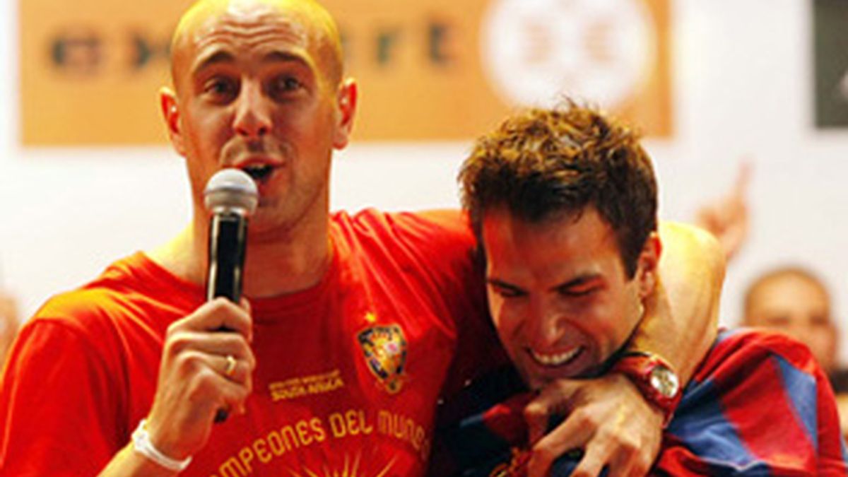 Pepe Reina (izquierda), que ejerció de 'speaker' en las celebraciones de La Roja, junto a Cesc Fábregas.