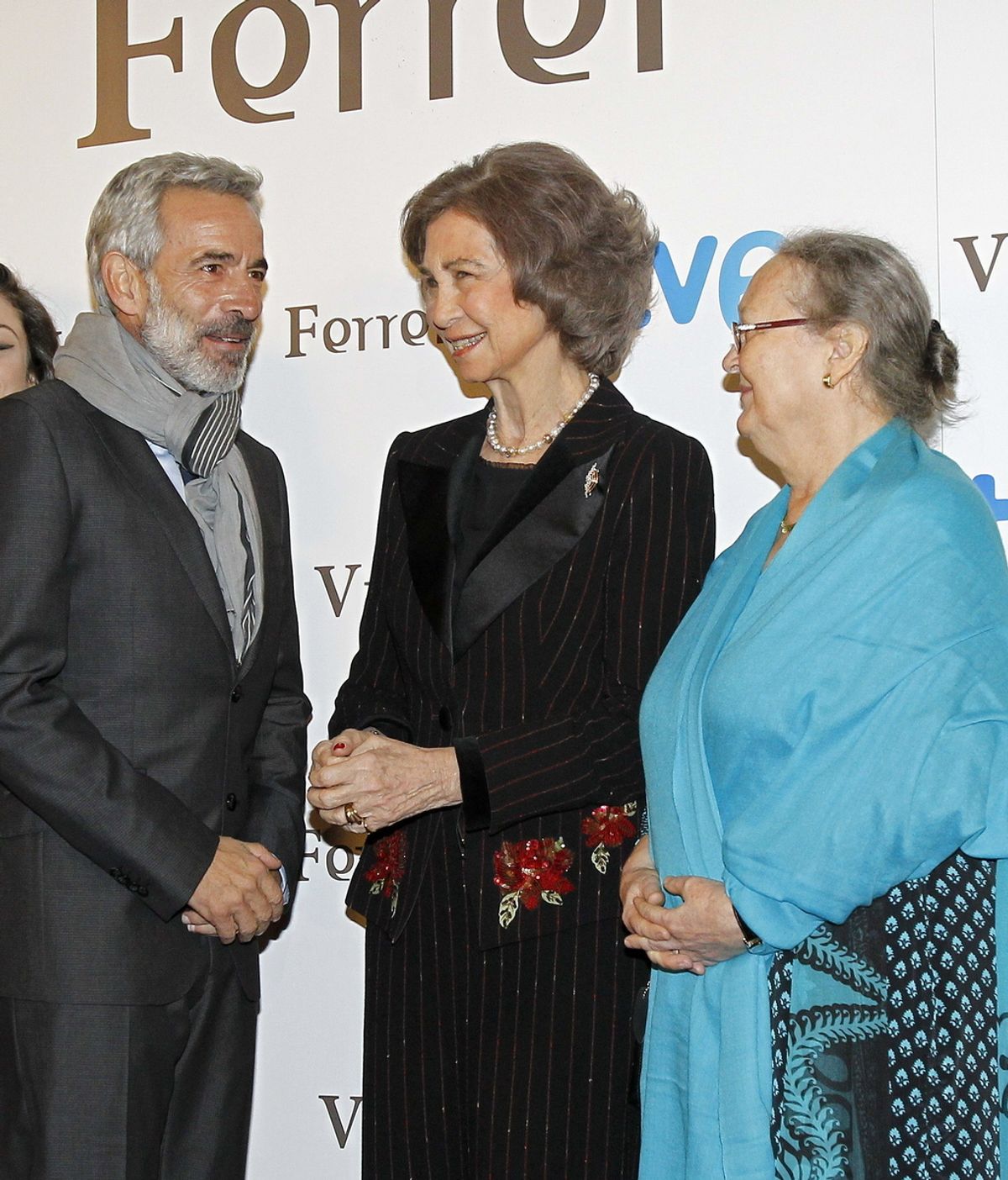 Imanol Arias y la Reina Sofía en el preestreno de 'Vicente Ferrer'