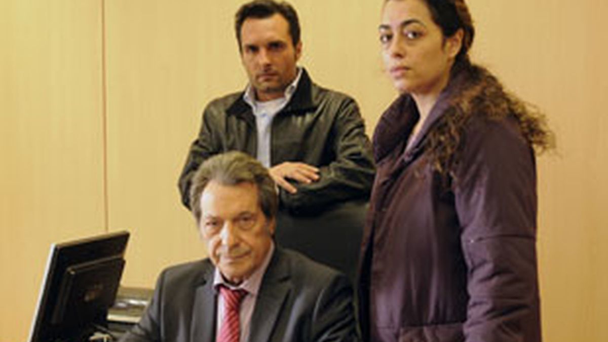 Antonio Chamizo, Maria Isasi y, sentado, Sancho Gracia, protagonistas de 'Días sin luz'.