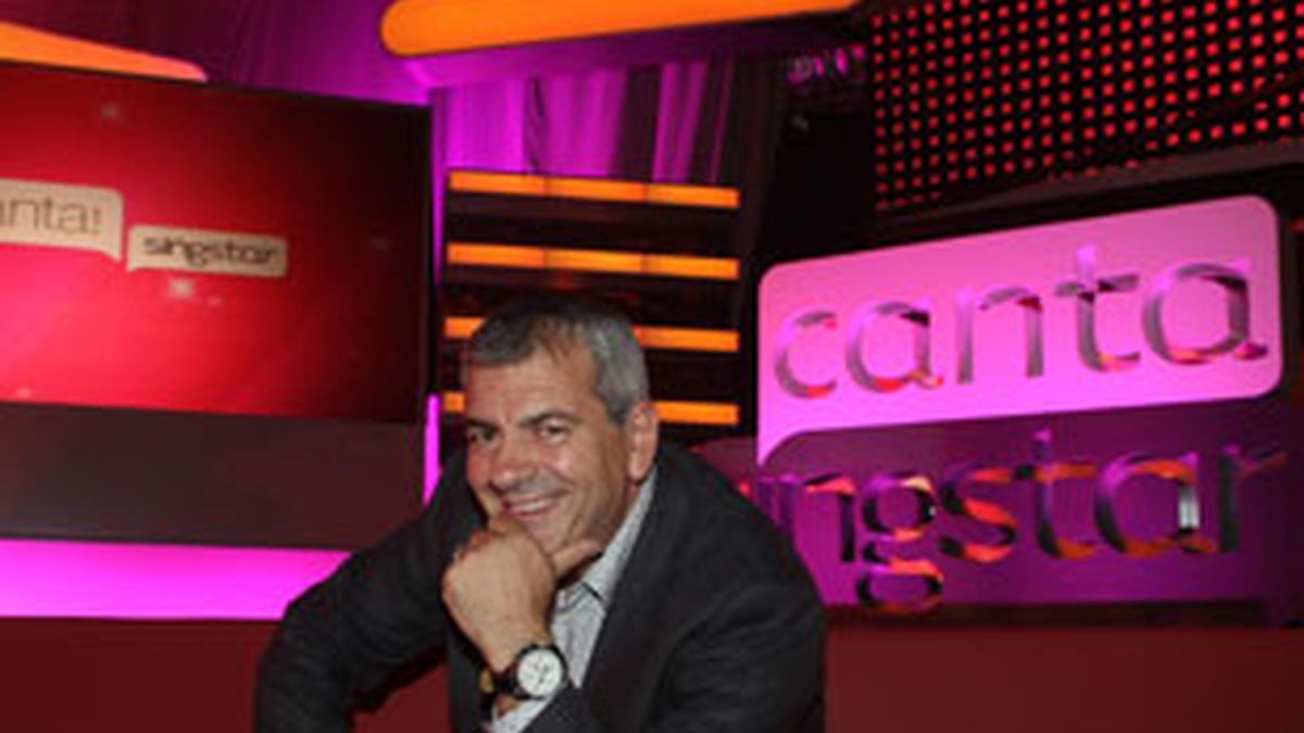 Carlos Sobera en el plató de 'Canta Singstar'.
