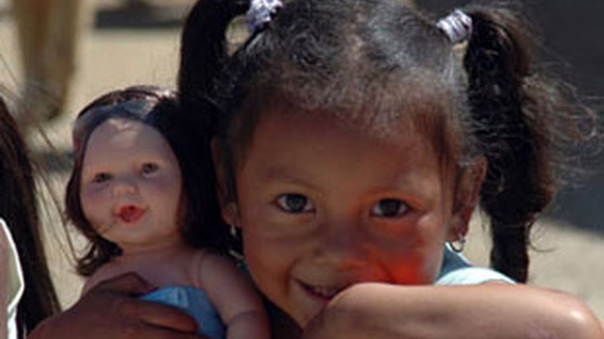 Niña peruana con juguetes de la campaña 'Un juguete, una ilusión'.