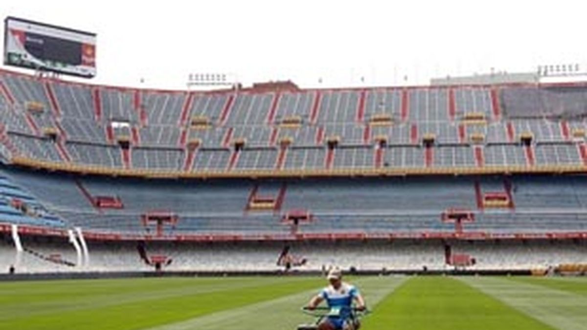 Un operario corta el césped del estadio de Mestalla (Valencia), donde se juega la final de la Copa del Rey.
