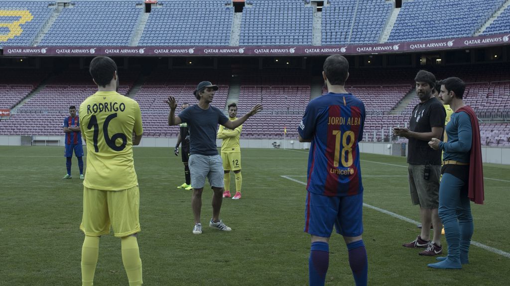 'Superlópez' se cuela en el Camp Nou con Messi. Imágenes del rodaje de la producción de Telecinco Cinema
