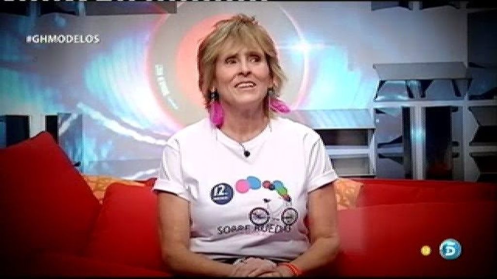 Mercedes Milá luce la camiseta de la campaña 'Sobre Ruedas'